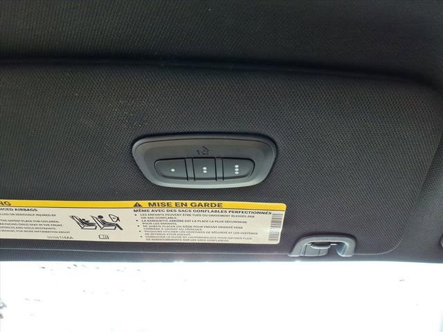 Used 2025 Chrysler Pacifica Limited image 16