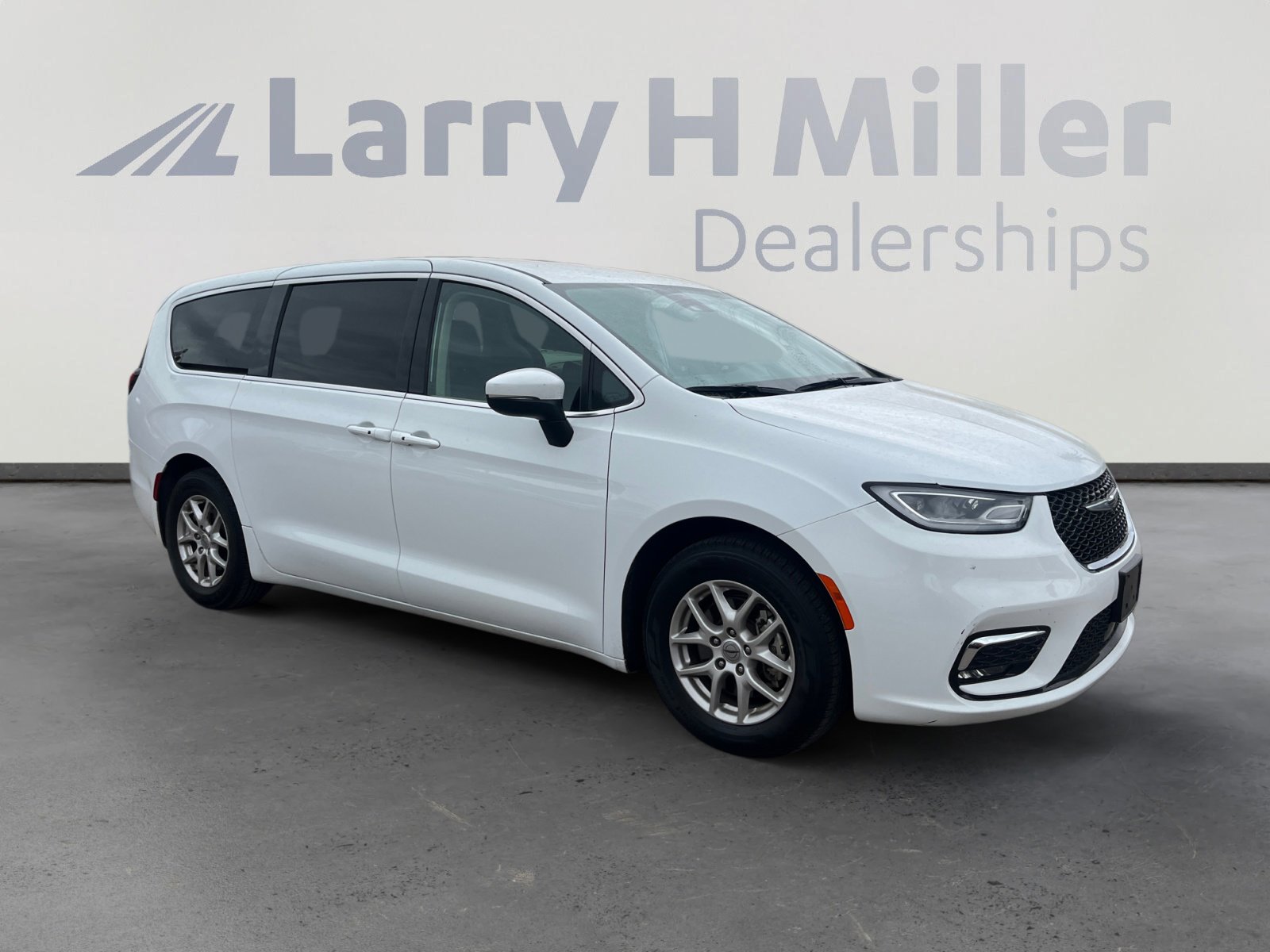 Certified 2023 Chrysler Pacifica Touring-L image 7