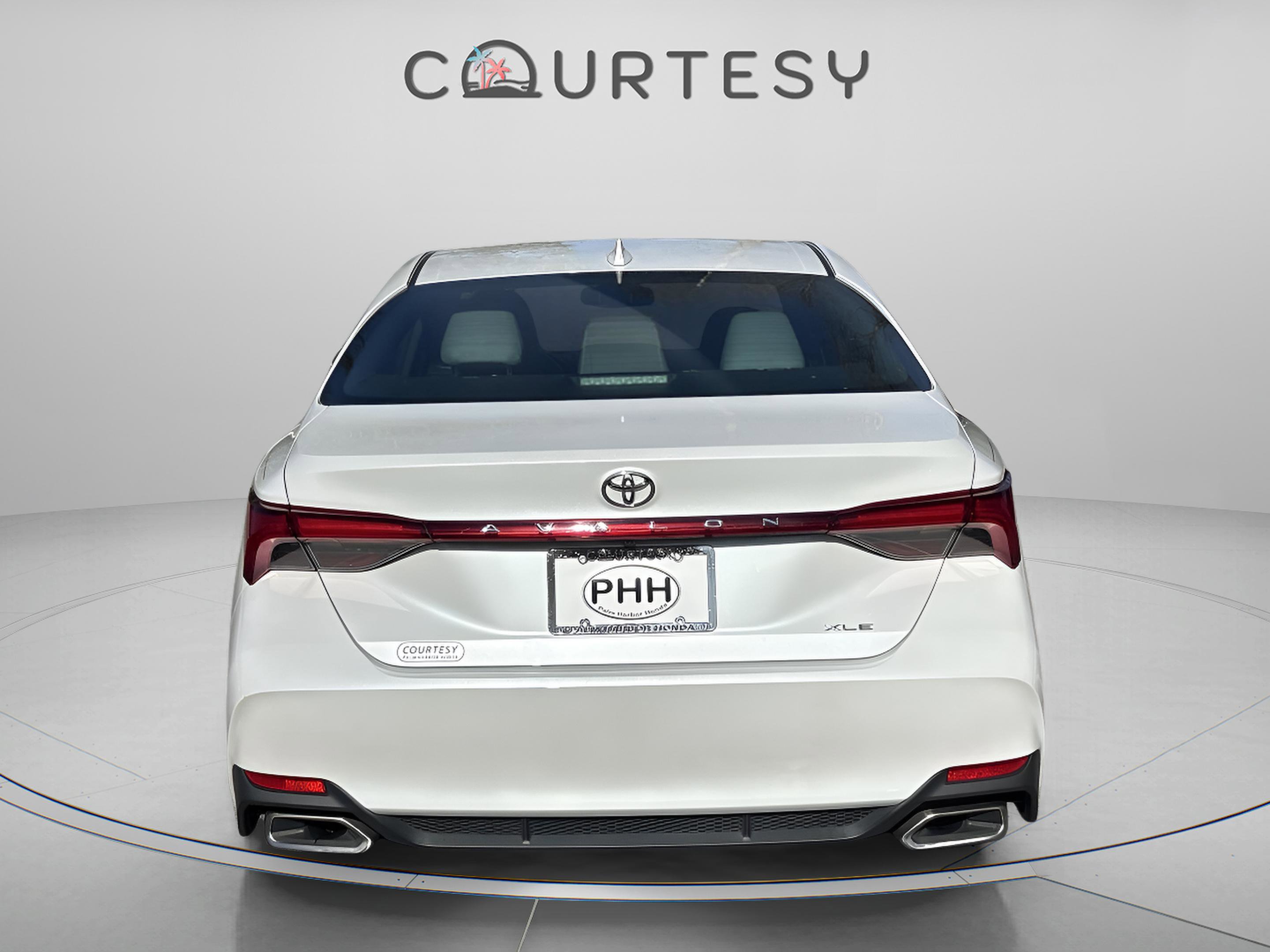 Used 2020 Toyota Avalon XLE w/ Moonroof Package image 7