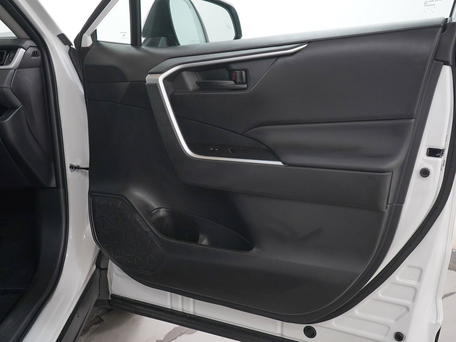 Used 2025 Toyota RAV4 LE AWD/4WD image 9