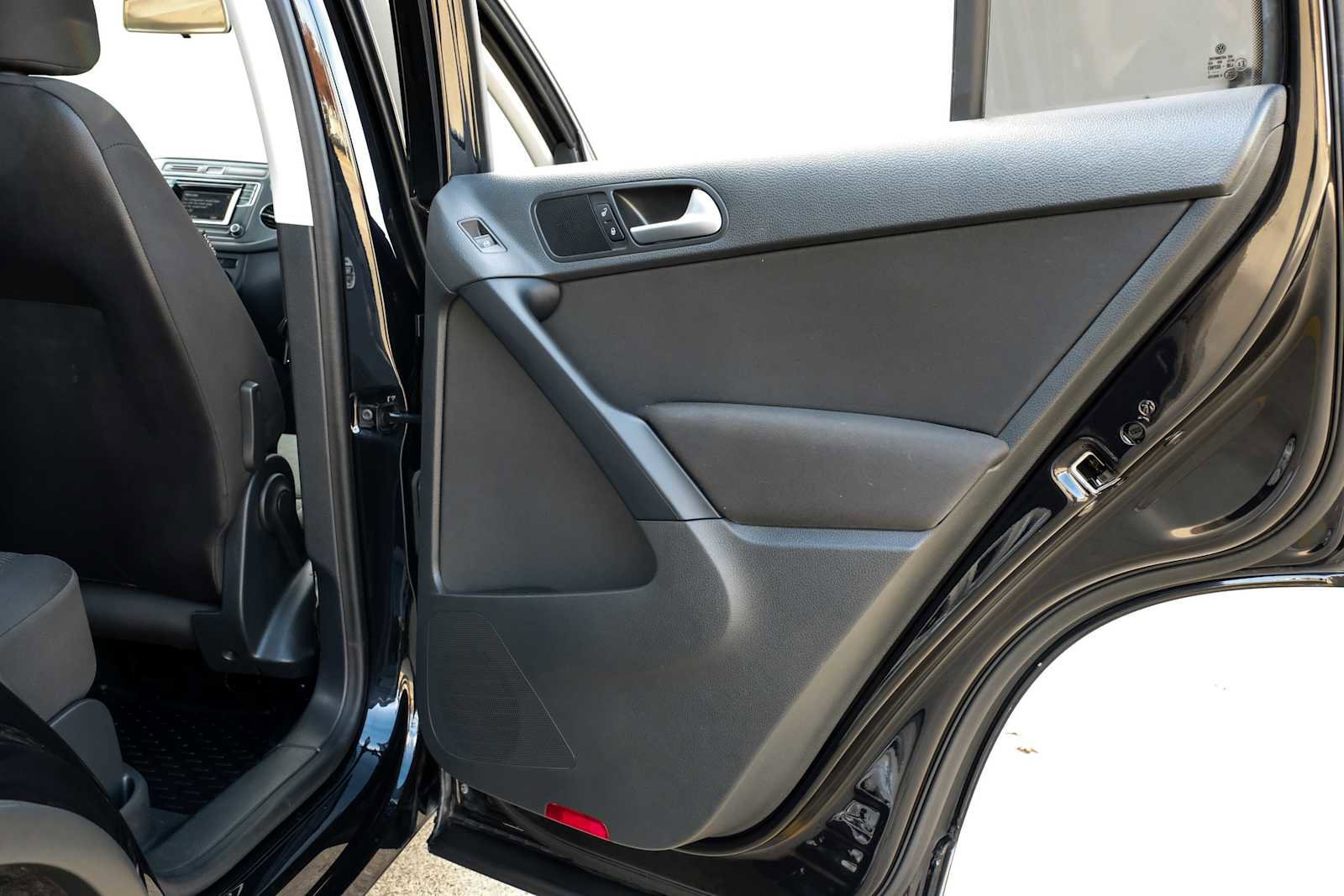 Used 2017 Volkswagen Tiguan S image 43