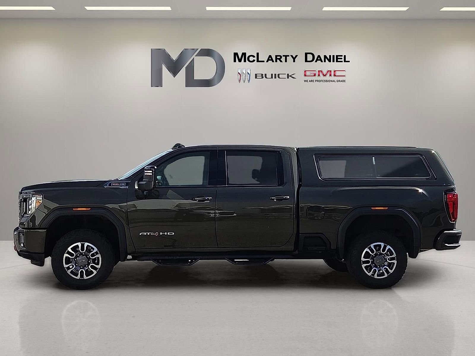 Used 2022 GMC Sierra 2500 AT4 w/ AT4 Preferred Package AWD/4WD image 3