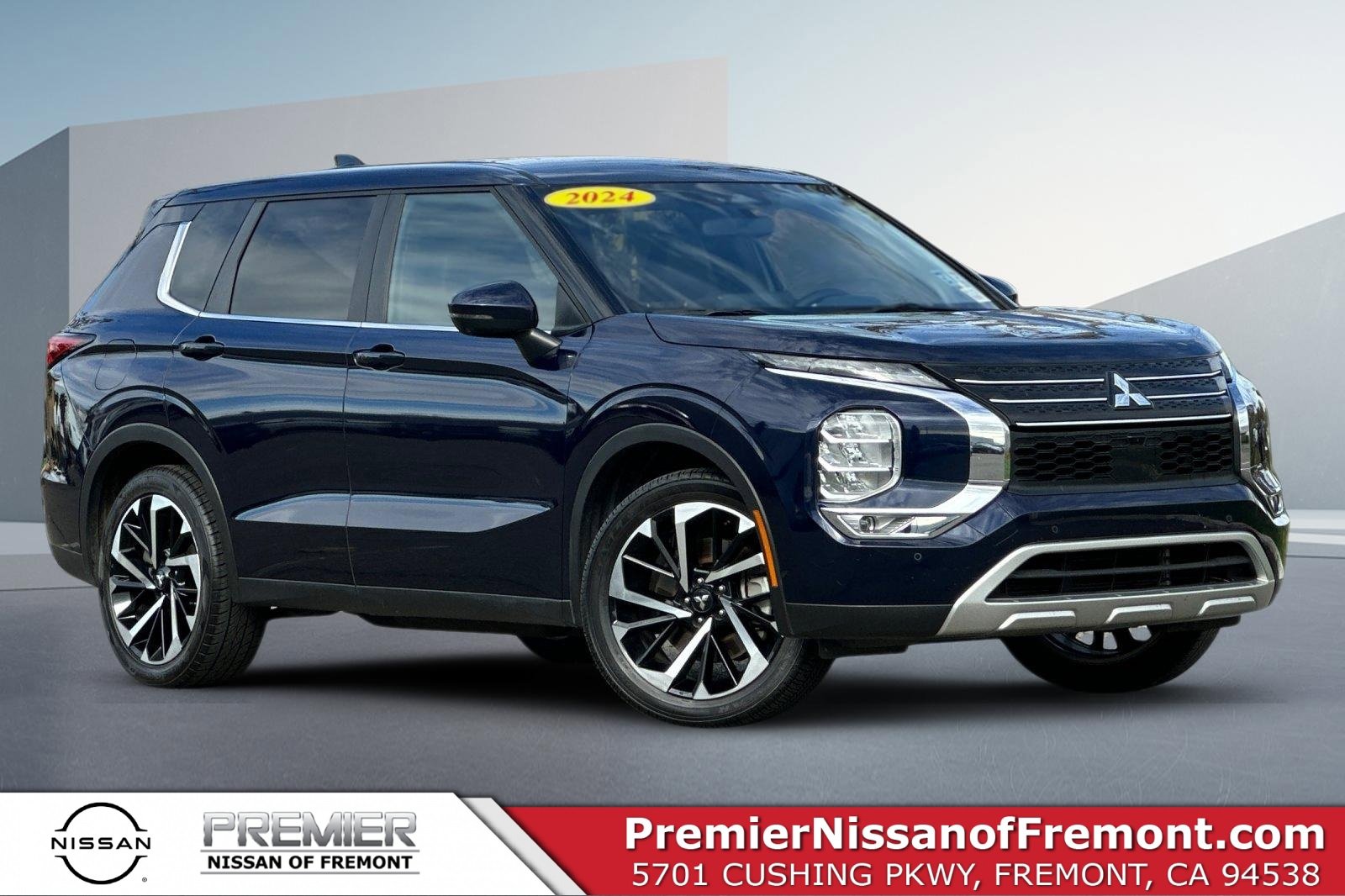 Used 2024 Mitsubishi Outlander SE image 1