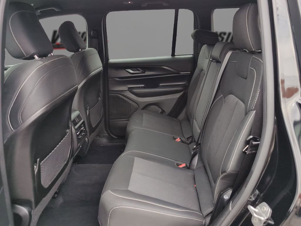 Used 2025 Jeep Grand Cherokee Laredo w/ Luxury Tech Group I image 10