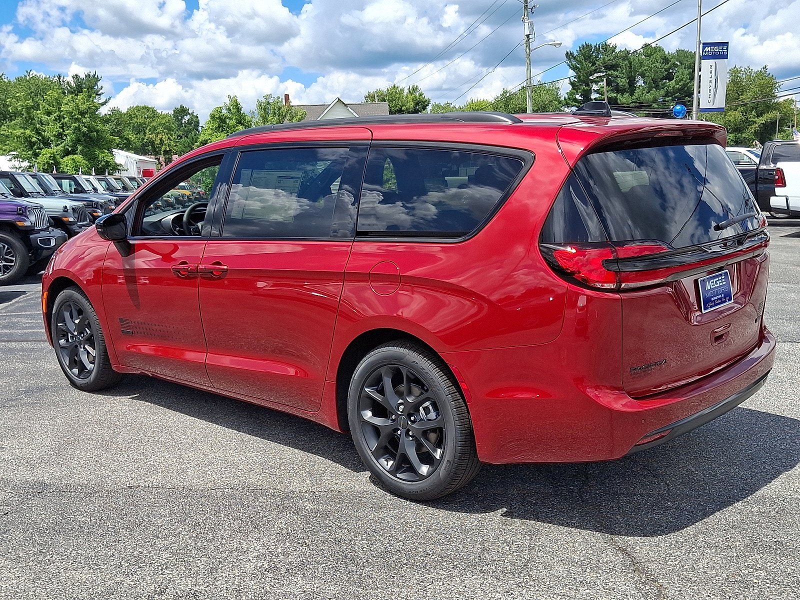 New 2027 Chrysler Pacifica Select FWD image 4