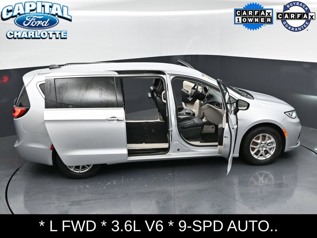 Used 2023 Chrysler Pacifica Touring-L FWD image 31