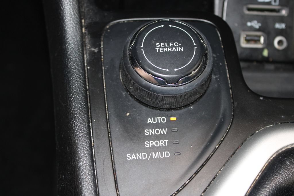 Used 2016 Jeep Cherokee Limited AWD/4WD image 30