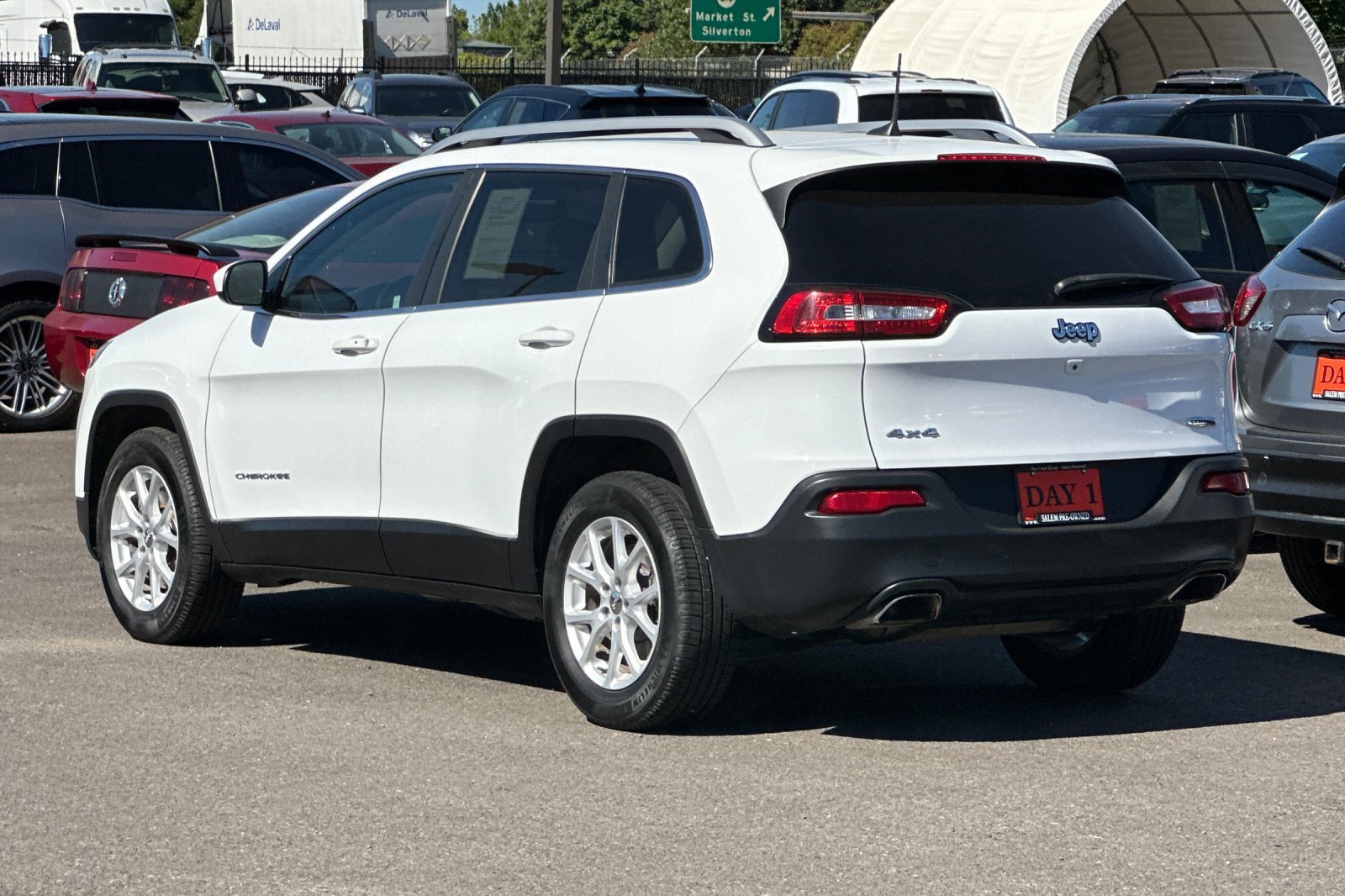 Used 2018 Jeep Cherokee Latitude Plus AWD/4WD image 7