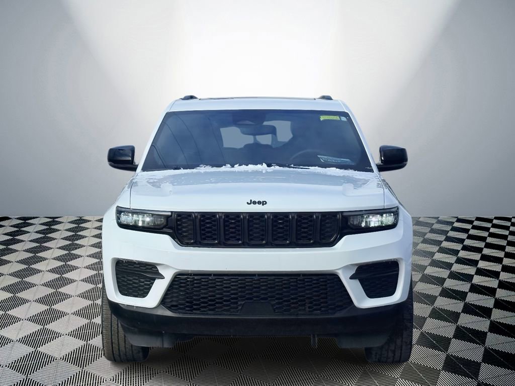 Used 2024 Jeep Grand Cherokee Altitude image 2