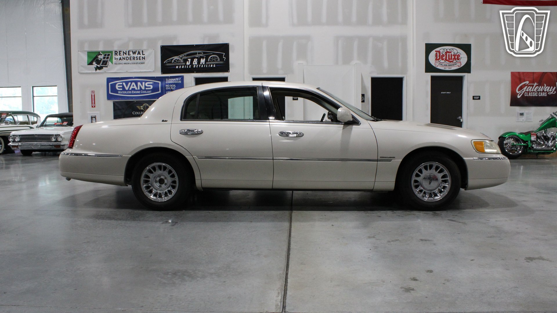 Used 1999 Lincoln Town Car Cartier RWD image 25