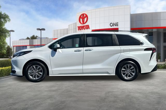 Certified 2026 Toyota Sienna XLE FWD image 9