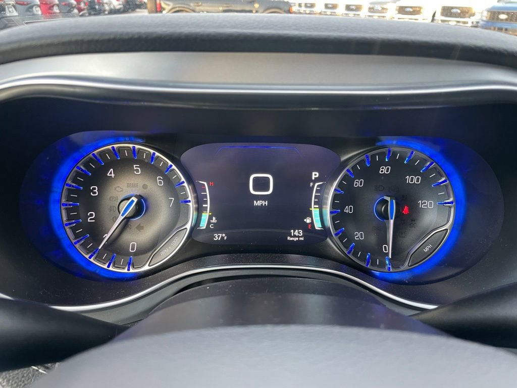Used 2025 Chrysler Pacifica Limited image 10