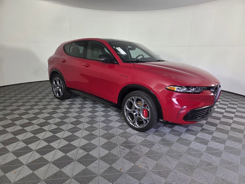 Used 2025 Alfa Romeo Tonale w/ Premium Package AWD/4WD image 5