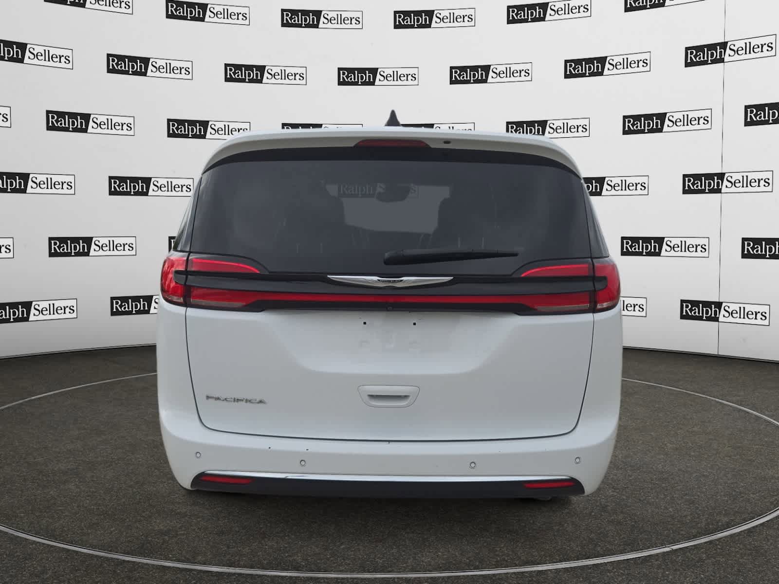 Used 2024 Chrysler Pacifica Touring-L FWD image 5