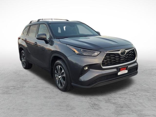 Used 2023 Toyota Highlander XLE AWD/4WD image 3