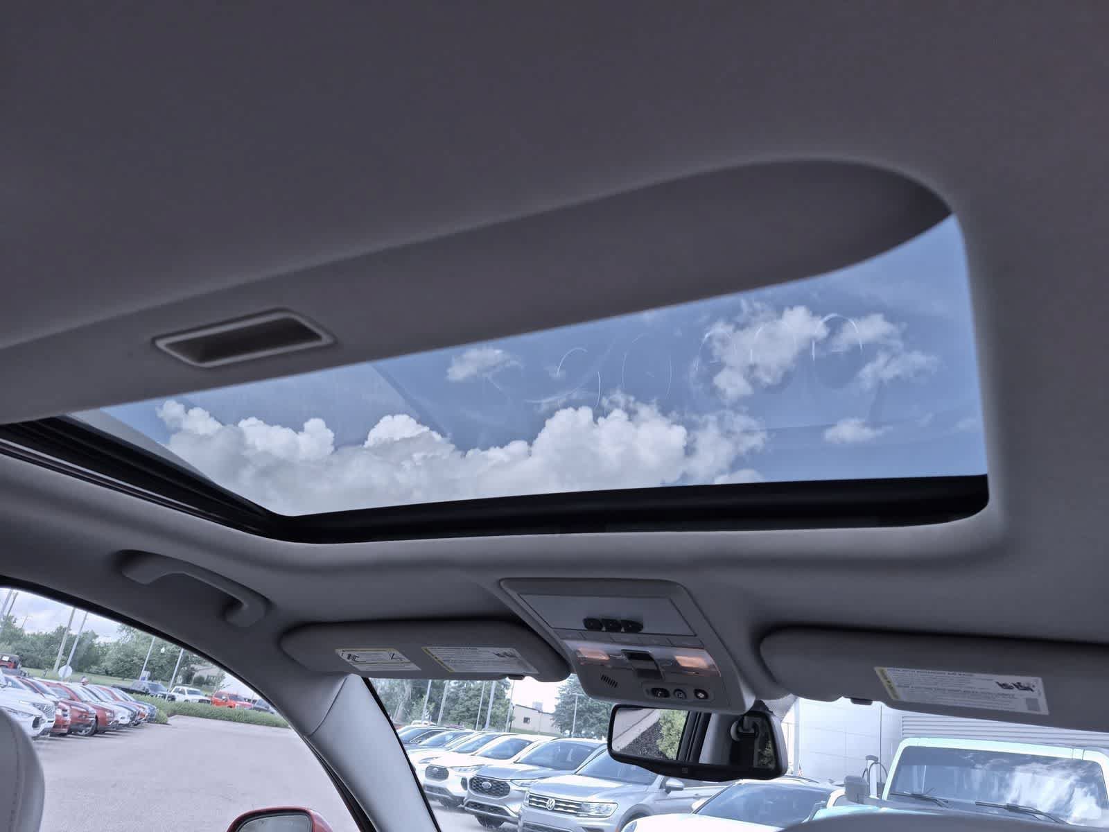 Used 2013 Chevrolet Captiva Sport LTZ FWD image 22