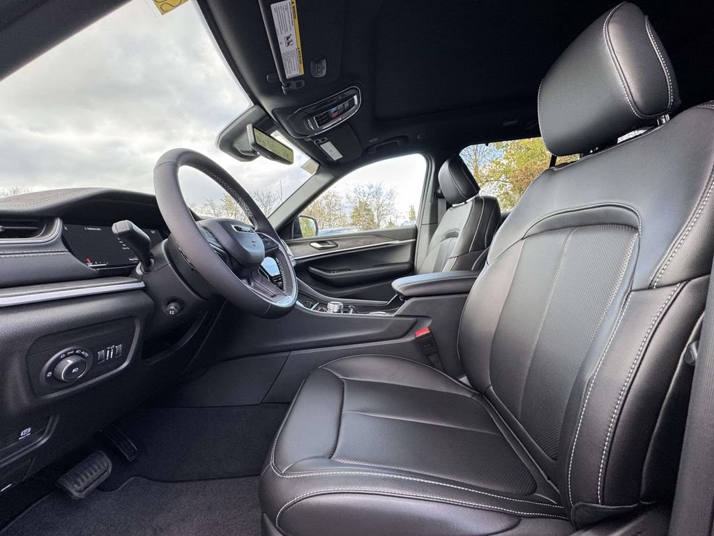 New 2025 Jeep Grand Cherokee Limited w/ Luxury Tech Group II AWD/4WD image 14