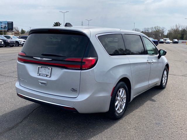 Used 2024 Chrysler Pacifica Touring-L FWD image 3