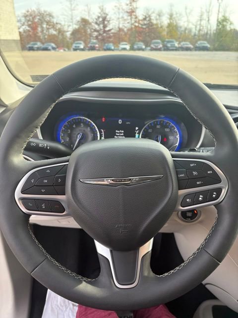 Used 2022 Chrysler Pacifica Touring-L image 13