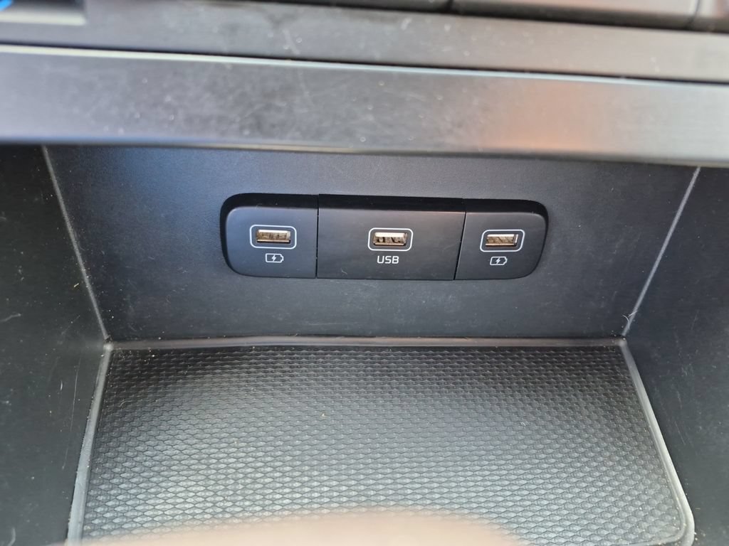 Used 2023 Kia Carnival LX FWD image 18