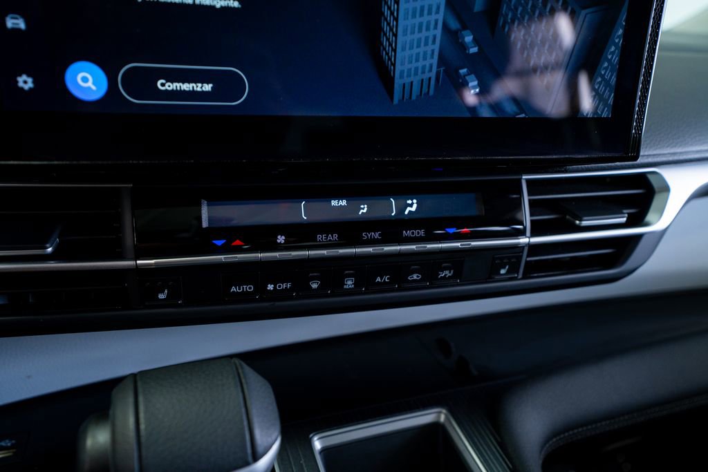 Used 2025 Toyota Sienna XLE image 37