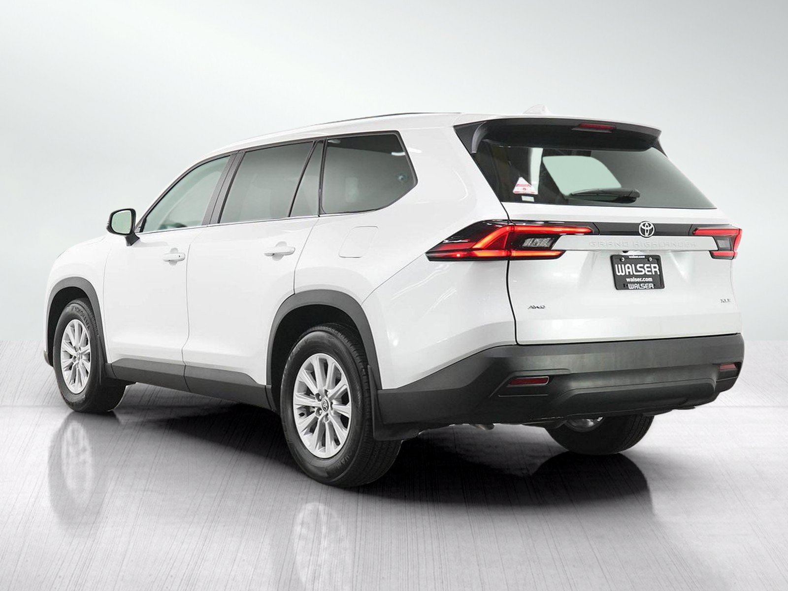 Used 2025 Toyota Grand Highlander AWD image 3