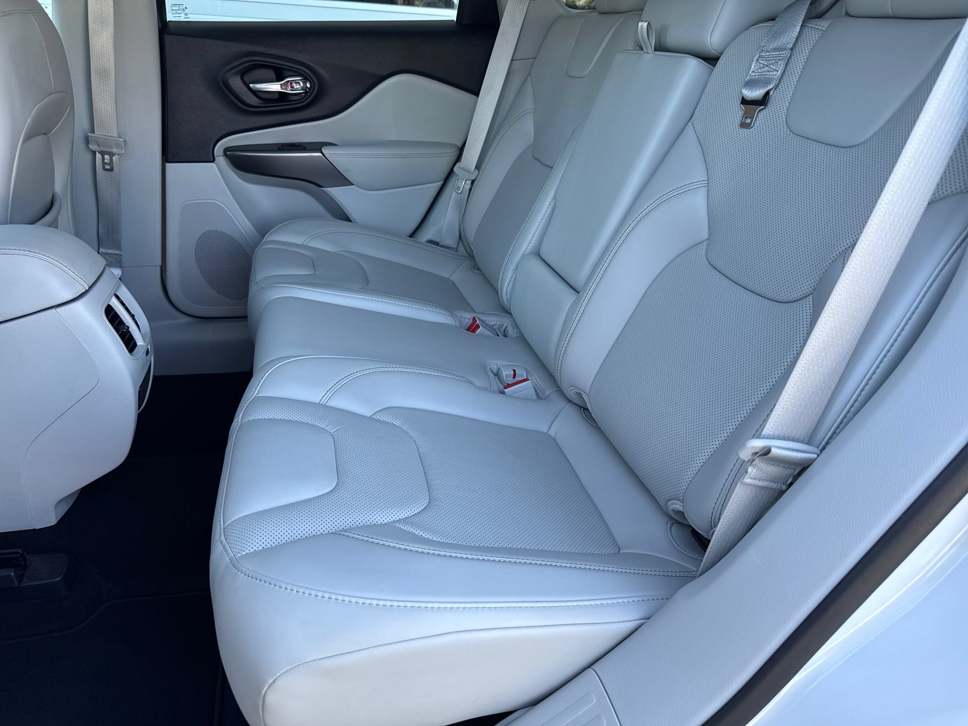 Used 2021 Jeep Cherokee Latitude Lux w/ Comfort/Convenience Group AWD/4WD image 19