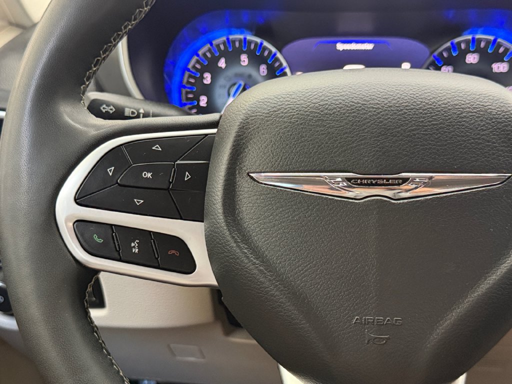 Used 2023 Chrysler Pacifica Touring-L FWD image 32