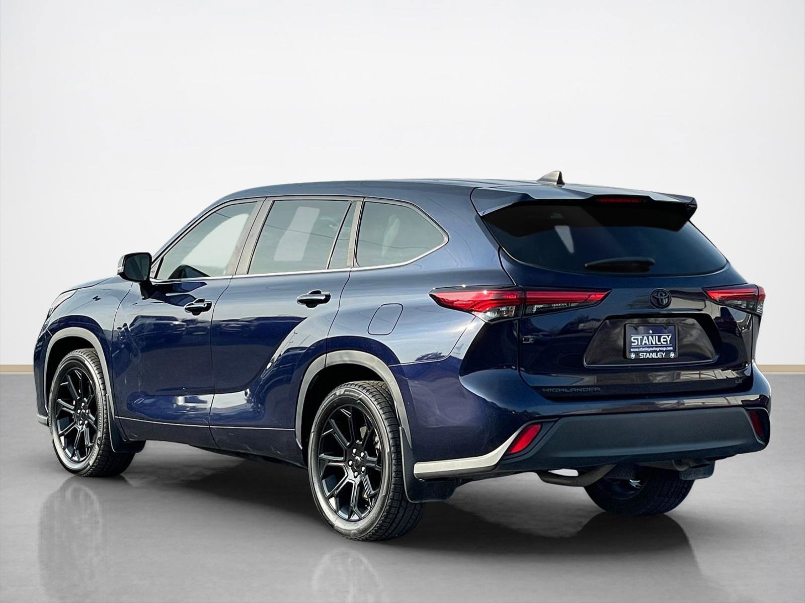 Used 2023 Toyota Highlander LE image 5