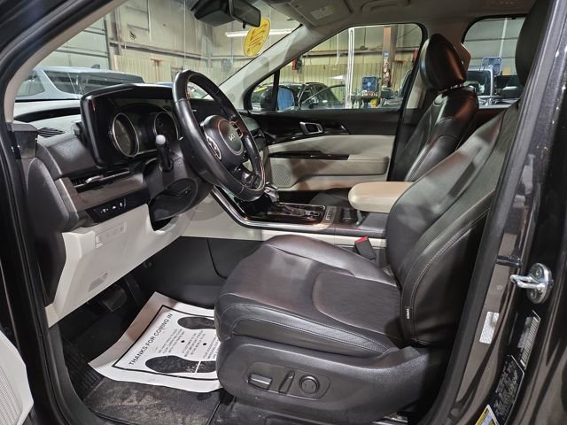 Used 2022 Kia Carnival EX image 2