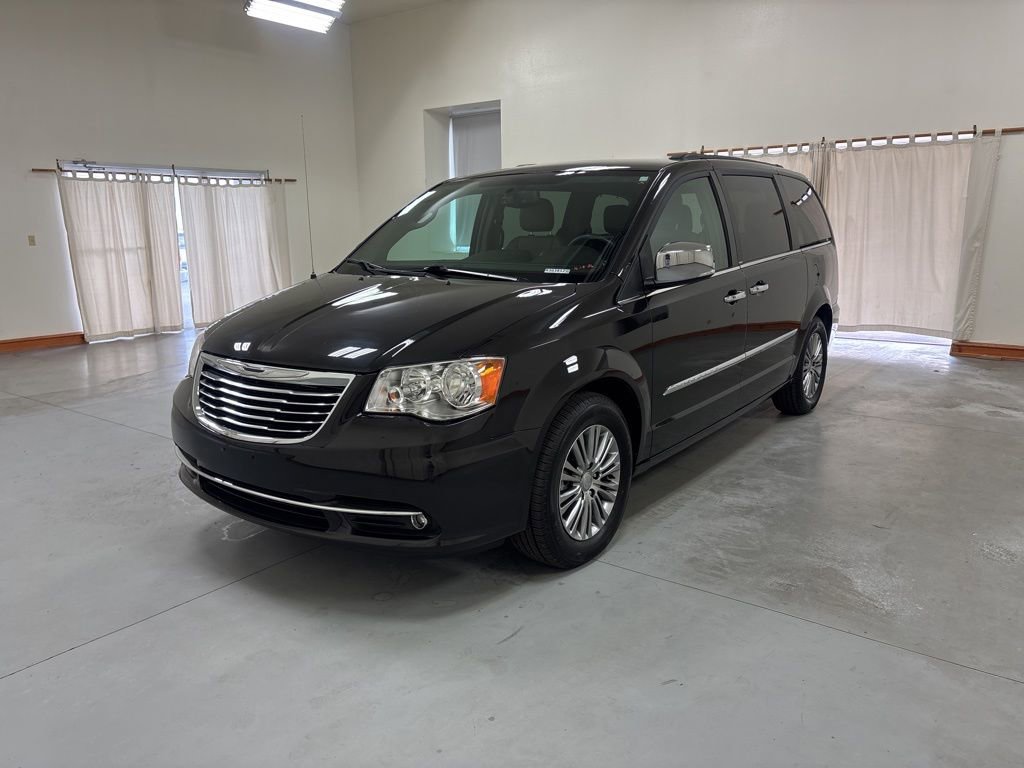 Used 2014 Chrysler Town & Country Touring-L w/ Driver Convenience Group FWD image 4