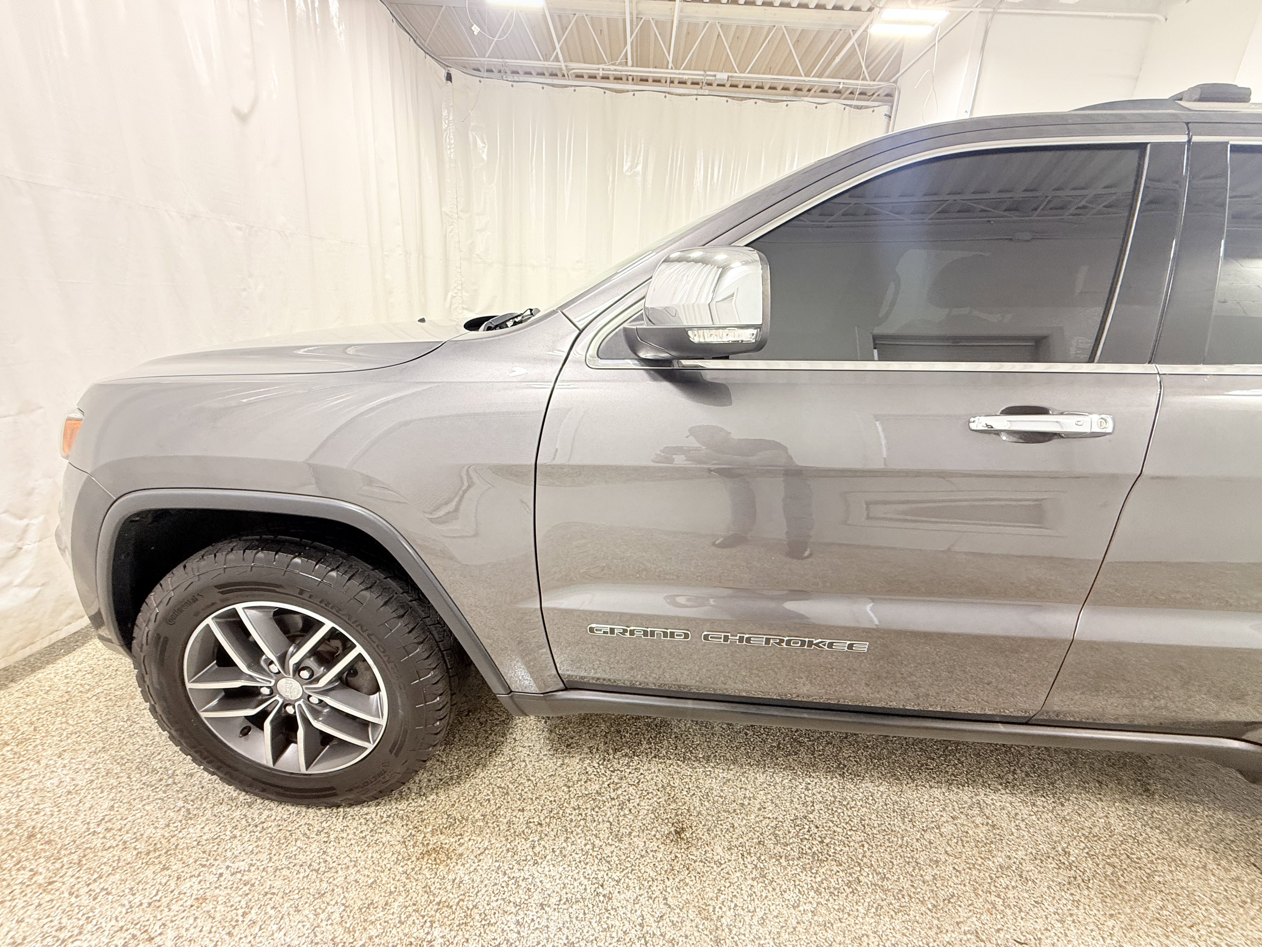 Used 2017 Jeep Grand Cherokee Limited w/ Luxury Group II AWD/4WD image 4