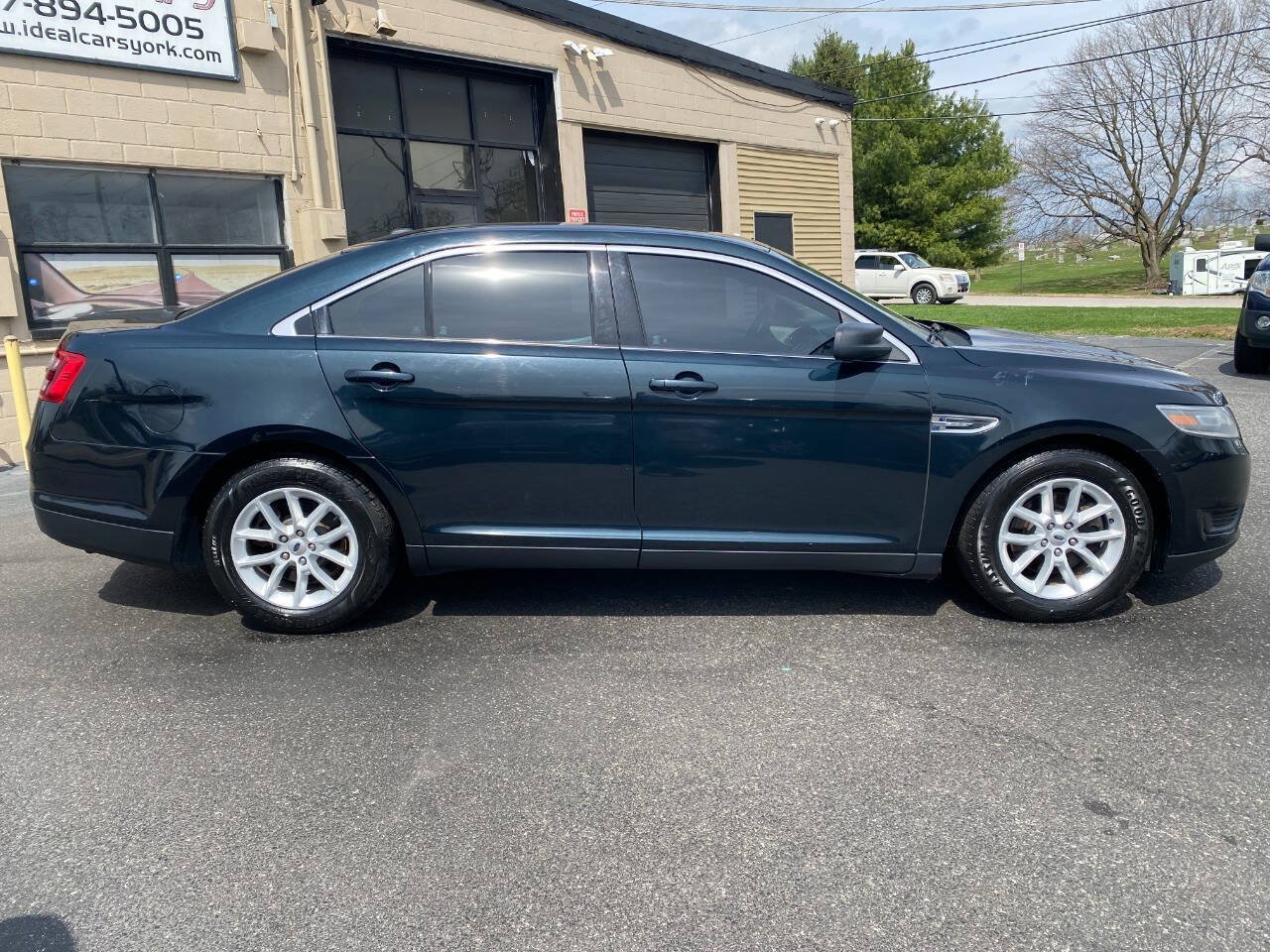 Used 2015 Ford Taurus SE FWD image 2