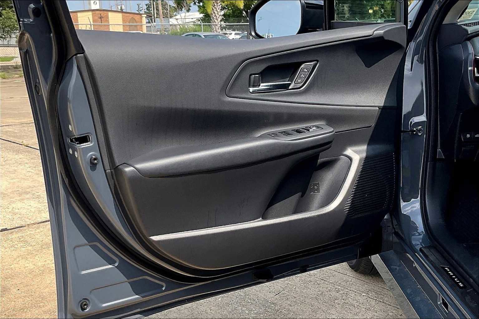 New 2025 Toyota Prius Plug-In Hybrid FWD image 7