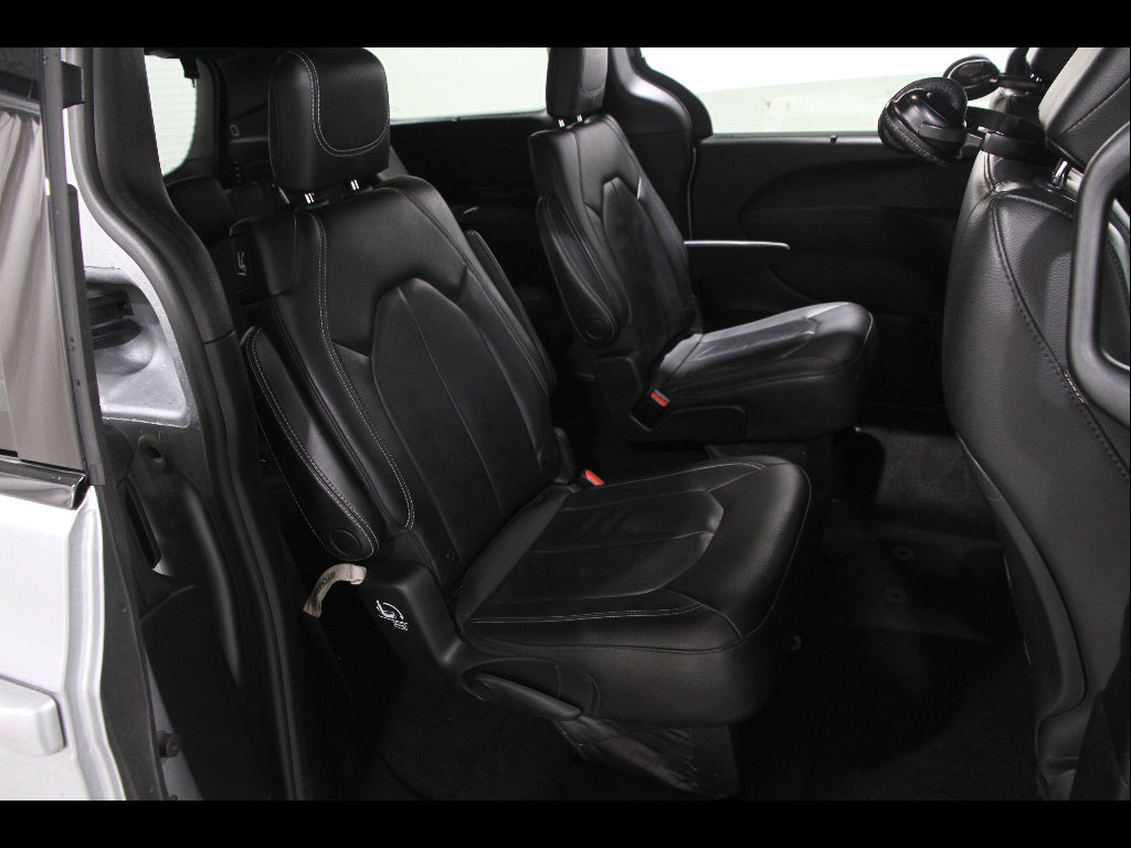 Used 2020 Chrysler Pacifica Touring-L w/ S Appearance Package FWD image 19