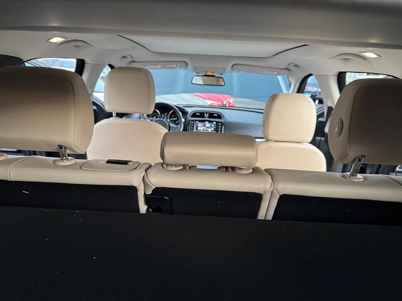 Used 2017 Jaguar F-PACE Premium image 34