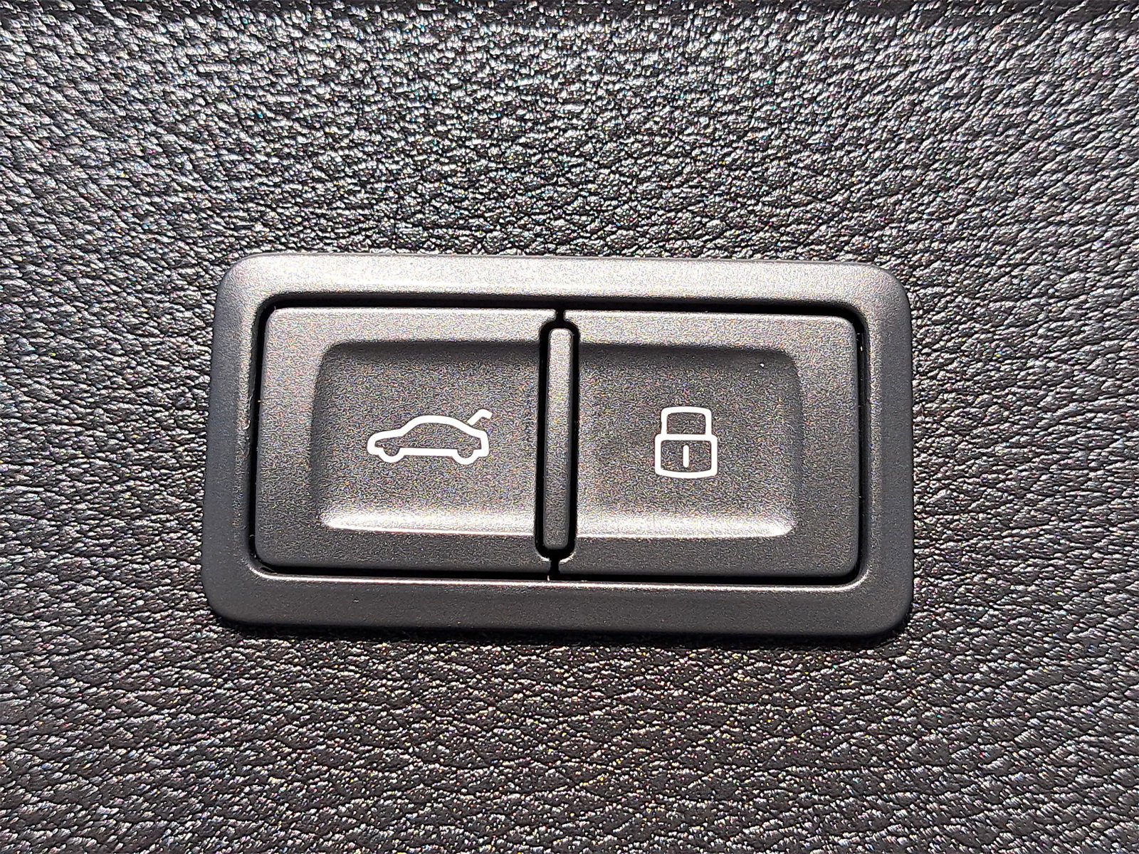 Used 2023 Audi Q5 e Premium w/ Convenience Package image 13