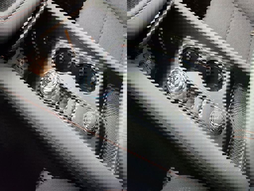 Used 2025 Ford Explorer Active AWD/4WD image 25