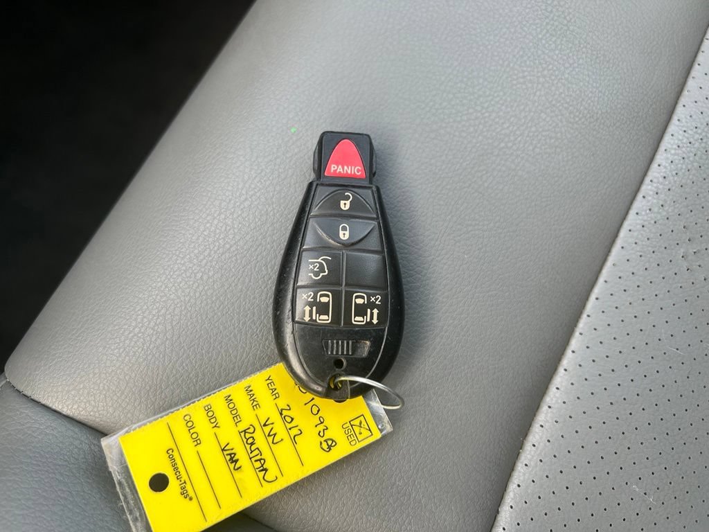 Used 2012 Volkswagen Routan SE FWD image 32