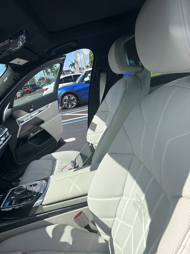 Used 2024 BMW i7 xDrive60 w/ Executive Package image 4