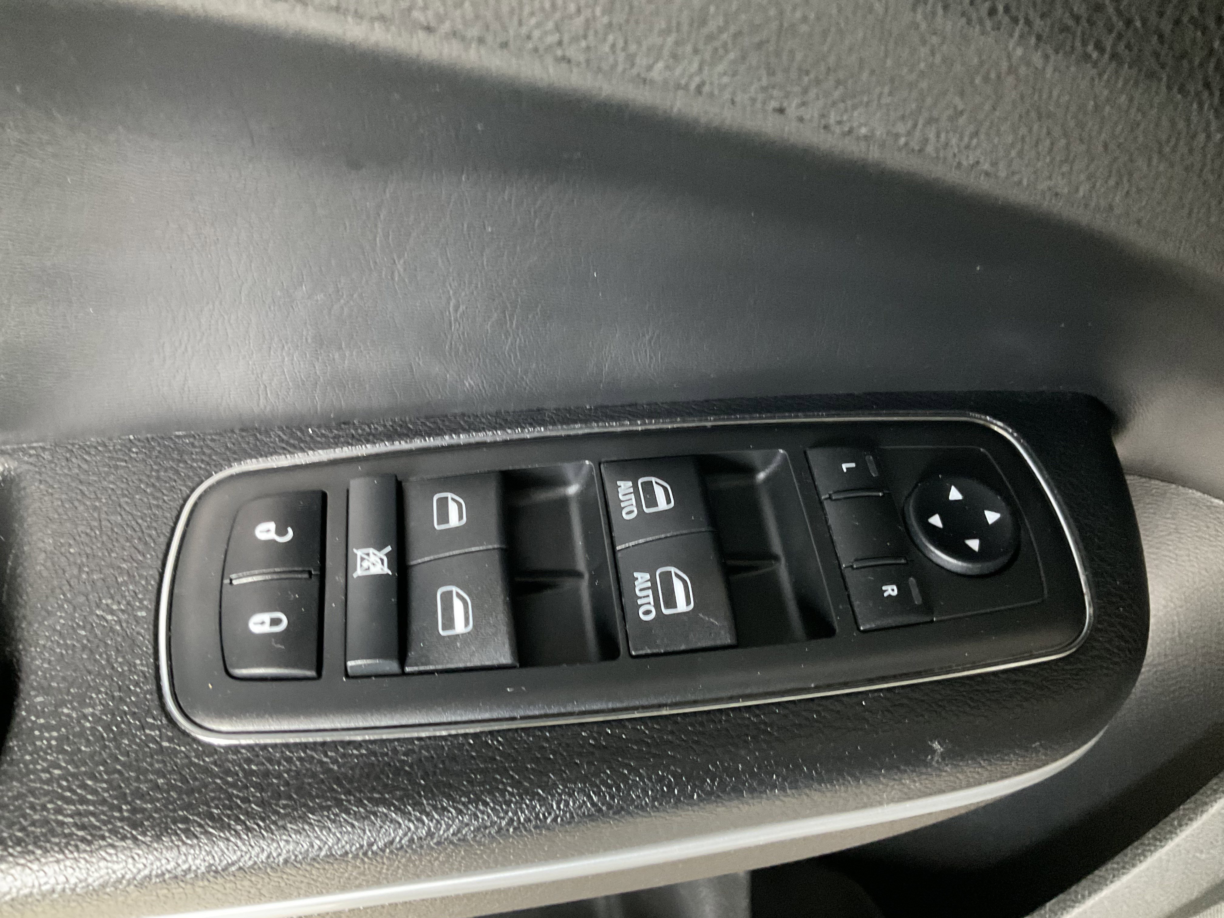 Used 2019 Chrysler 300 S AWD/4WD image 23