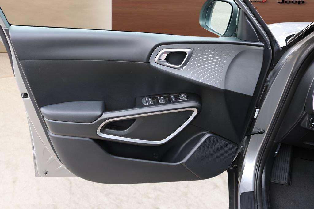 Used 2025 Kia Soul LX w/ LX Technology Package FWD image 11