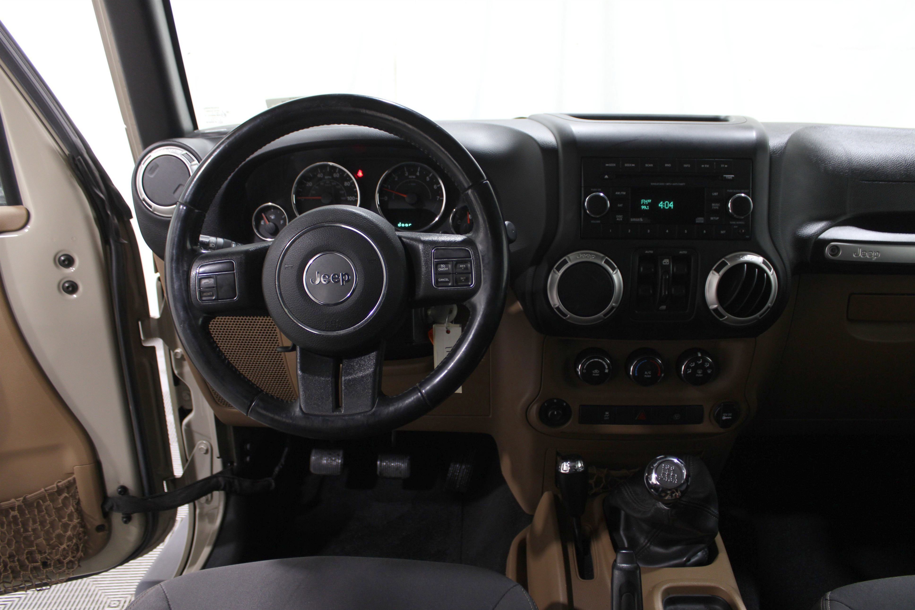 Used 2018 Jeep Wrangler Unlimited Sahara image 2