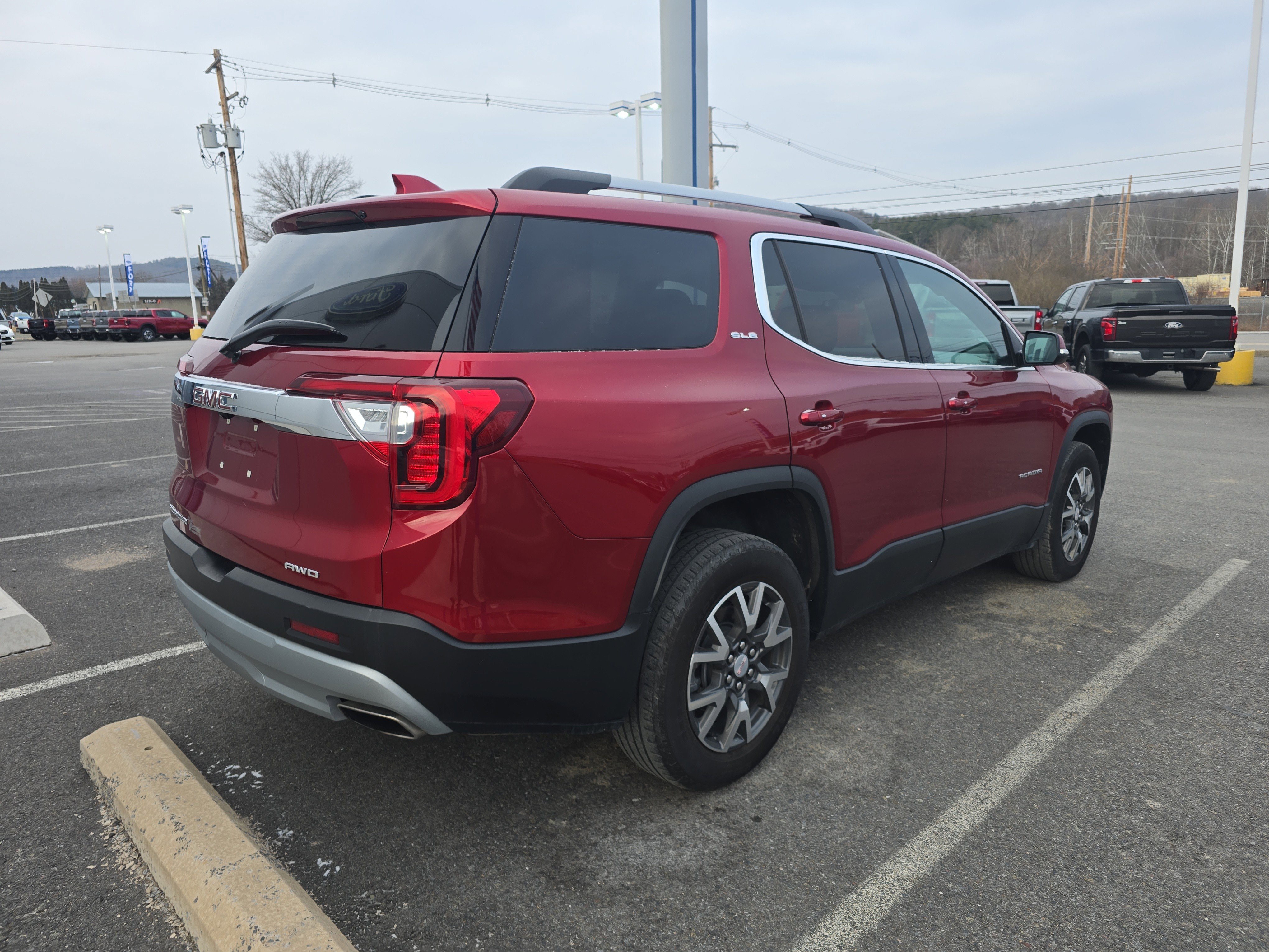 Used 2023 GMC Acadia SLE w/ Driver Convenience Package image 3
