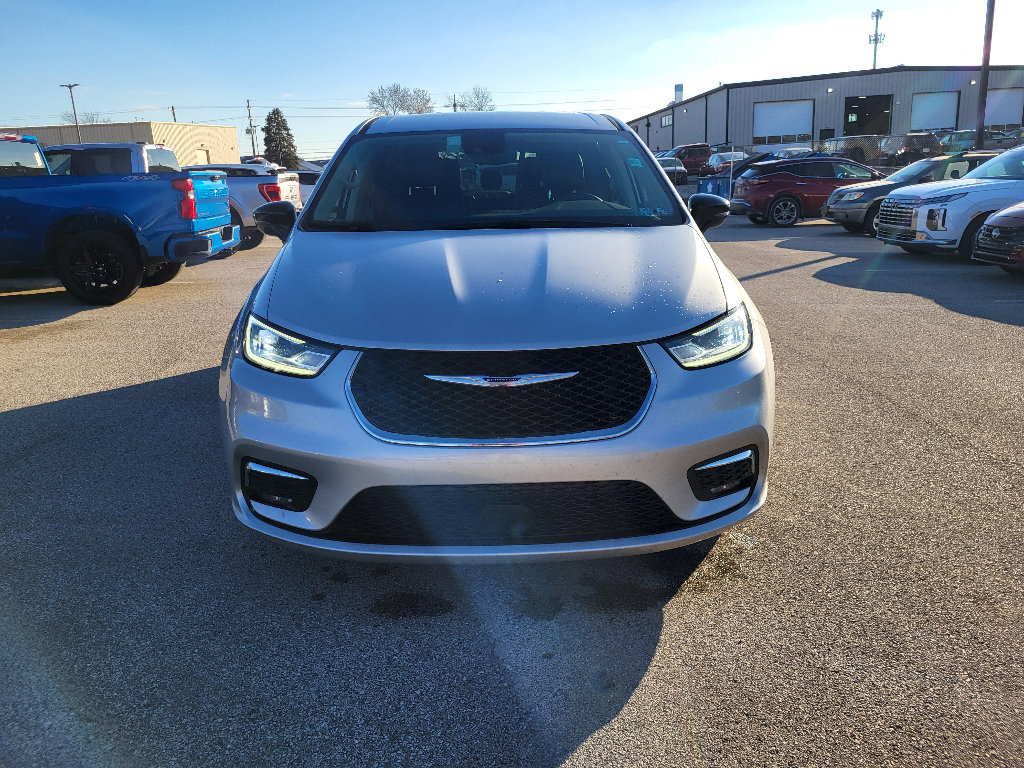 Used 2024 Chrysler Pacifica Select image 16