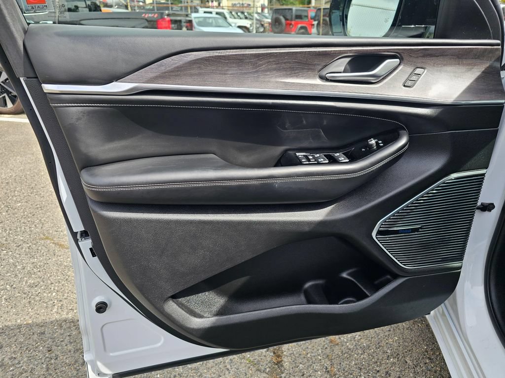 Used 2022 Jeep Grand Cherokee Overland AWD/4WD image 23