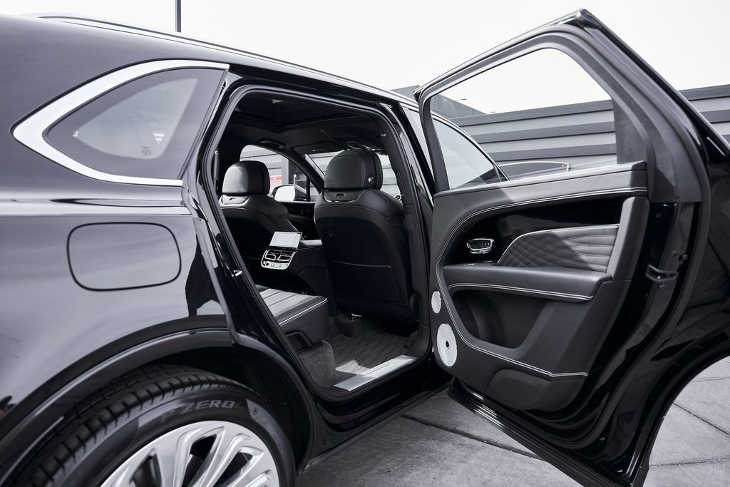 Used 2023 Bentley Bentayga Extended Wheelbase AWD/4WD image 26