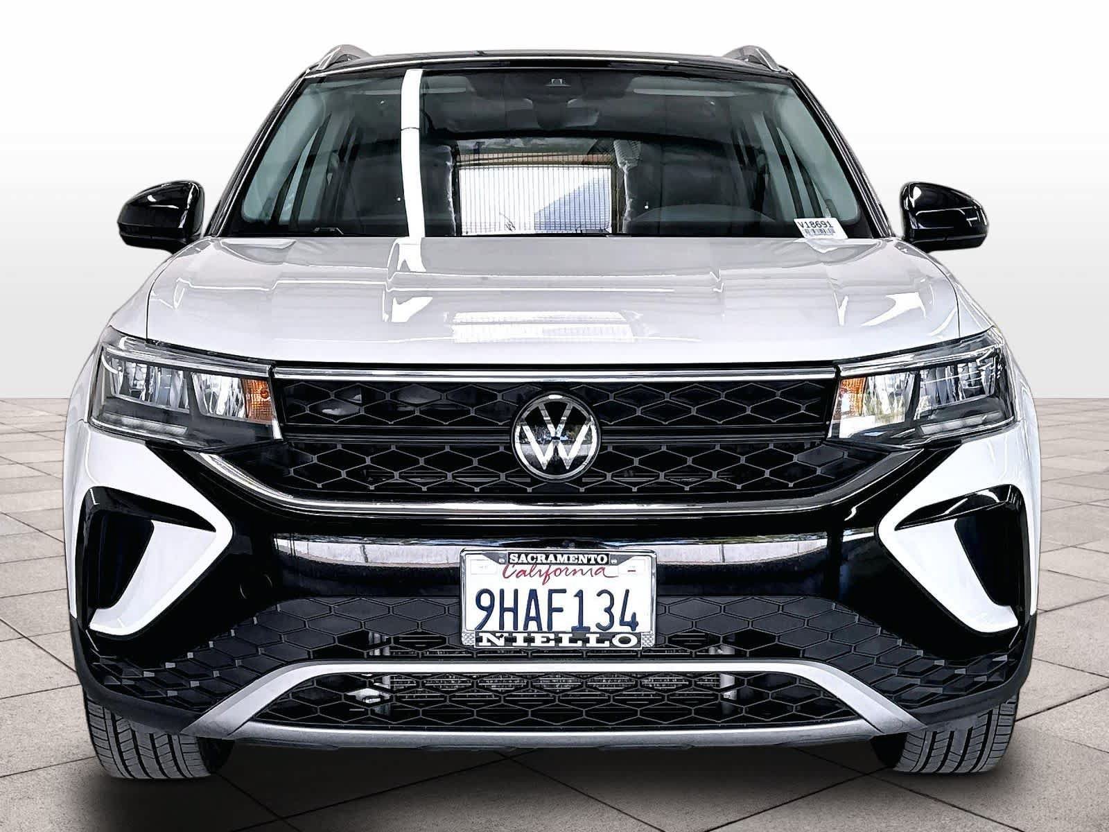 Used 2023 Volkswagen Taos SE w/ Panoramic Sunroof Package FWD image 2