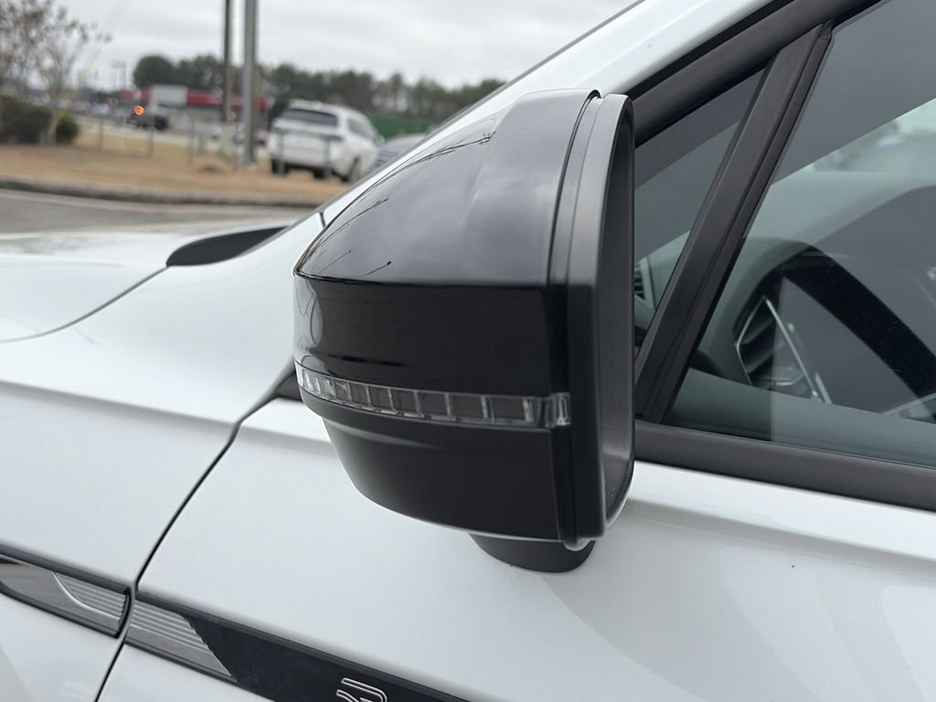 Certified 2022 Volkswagen Tiguan SE R-Line image 33