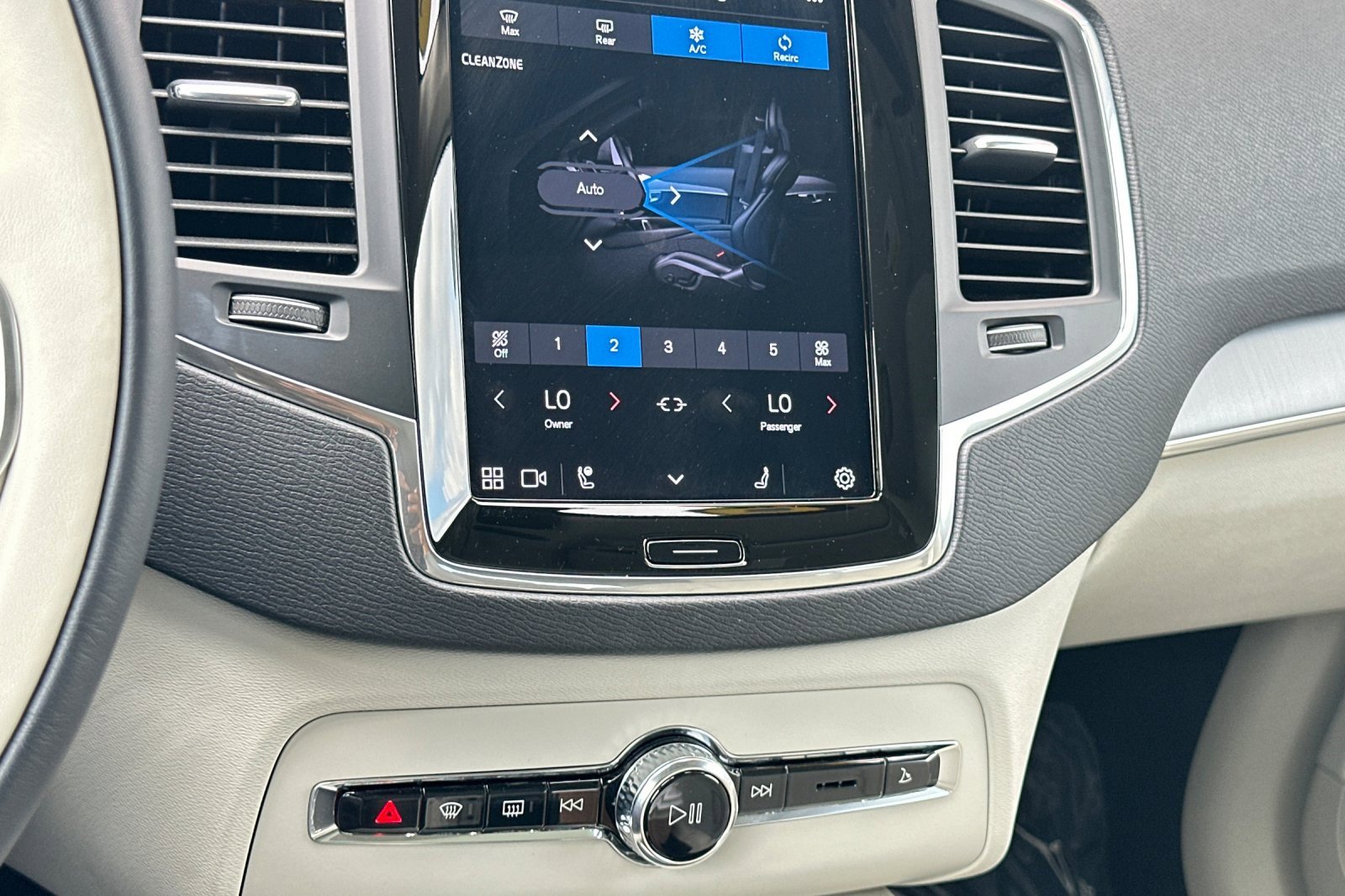 Certified 2025 Volvo XC90 B5 Core w/ Protection Package Premier image 24